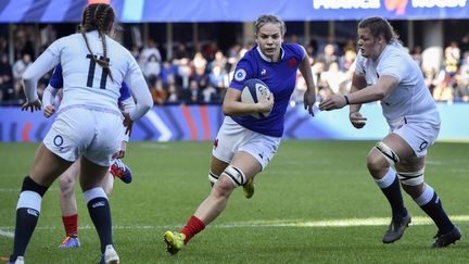 La troisième ligne des Bleues, Romane Ménager, contre l'Angleterre, le 9 novembre 2019. (THIERRY ZOCCOLAN / AFP)