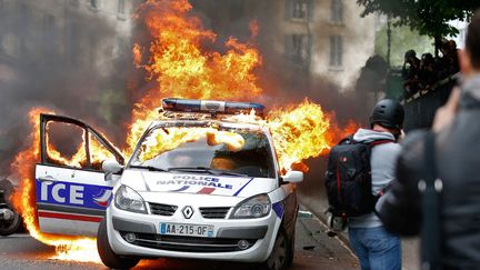 &nbsp; (Voiture de police incendiée Quai de Valmy, le 18 mai à Paris © Reuters)