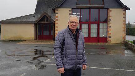 Henri Boivin, le maire de&nbsp;Saint-Laurent-Des-Mortiers&nbsp;(Mayenne), devant la salle des fêtes de la commune construite en 1987 par&nbsp;son père. (JEROME JADOT / RADIO FRANCE)