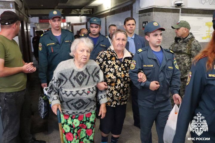 Des civils évacués de la région de Koursk par les autorités russes après l'incursion ukrainienne, le 9 août 2024 à Orel (Russie). (MINISTERE DES SITUATIONS D'URGENCE RUSSE / ANADOLU / AFP)