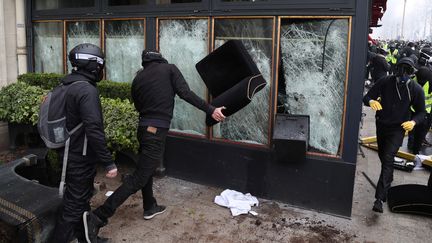 Des "casseurs" lors d'une manifestation de "gilets jaunes", le 16 mars 2019, à Paris. (ZAKARIA ABDELKAFI / AFP)