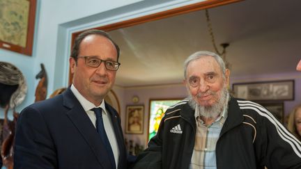 François Hollande en compagnie de Fidel Castro, lors de la visite du président français à Cuba, le 11 mai 2015. (Alex Castro / Cuba Debate / AFP)