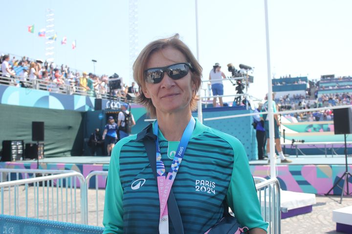 Isabelle, bénévole aux Jeux olympiques sur le site de la Concorde, le 29 juillet 2024, à Paris. (CLEMENT PARROT / FRANCEINFO)