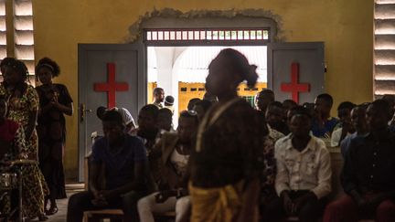 Une messe dans une église pentecôtiste à Mbandaka en République démocratique du Congo, le 20 mai 2018.&nbsp; (JUNIOR D. KANNAH / AFP)