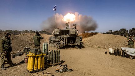 Un obusier israélien tire près de la frontière avec la bande de Gaza, le 6 novembre 2023 (Israël). (MENAHEM KAHANA / AFP)