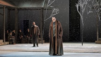 "Fortunio" à l'Opéra Comique :&nbsp; Cyrille Dubois (Fortunio), Philippe-Nicolas Martin (Landry), chœur Les Eléments&nbsp; (STEFAN BRION)