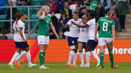 Les Bleues célèbrent le deuxième but d'Eugénie Le Sommer face à l'Irlande, à Dublin, le 6 juillet 2023. (MAXPPP)