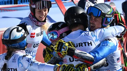 Les skieurs américains célèbrent leur médaille d'or après leur victoire sur l'épreuve parallèle par équipe mixte des Championnats du monde de ski alpin, le 14 février 2023, à Méribel (Savoie). (LIONEL BONAVENTURE / AFP)