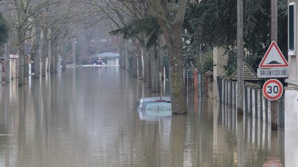 La crue de la Seine provoque des inondations à Villeneuve-Saint-Georges (Val-de-Marne), le 27 janvier 2018. (MAXPPP)