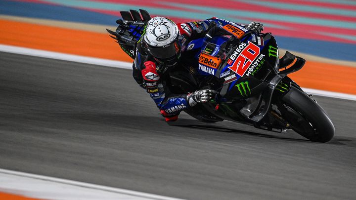 Fabio Quartararo au guidon de la Yamaha YZR-M1 durant les essais hivernaux sur le circuit de Losail (Qatar), le 19 février 2024. (GIGI SOLDANO / STUDIO MILAGRO / DPPI / AFP)