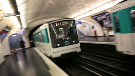 Une rame arrivant dans une station du m&eacute;tro &agrave; Paris, le 10 juin 2009. (LOIC VENANCE / AFP)