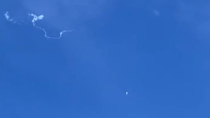 Un ballon chinois détruit dans le ciel des Etats-Unis, le 4 février 2022. (HALEY WALSH / AFP)