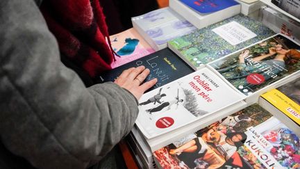 Des livres sur un stand à l'ouverture du Salon du Livre, à Paris, en 2019. (LAURE BOYER / HANS LUCAS / AFP)