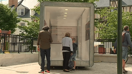 Durant deux mois, la Borne expose en vitrine des oeuvres d'art contemporain du FRAC pour inaugurer la première biennale d'architecture d'Orléans
 (France 3 / Culturebox )