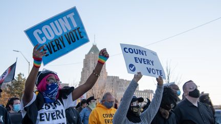 Des militants manifestent à Detroit (Michigan), alors que le nom du nouveau président des Etats-Unis se fait attendre, le 4 novembre 2020. (ADAM J. DEWEY / NURPHOTO / AFP)