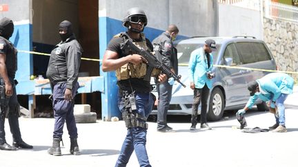 Des membres de la police haïtienne sécurisent les abords de la résidence présidentielle, le 7 juillet 2021 à Port-au-Prince, après l'assassinat du président&nbsp;Jovenel Moïse. (VALERIE BAERISWYL / AFP)