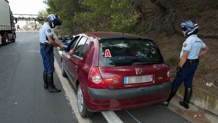 Un contr&ocirc;le de police sur une route de France. Des malfaiteurs pr&eacute;sum&eacute;s qui se d&eacute;guisaient en policiers pour voler des touristes ont &eacute;t&eacute; arr&ecirc;t&eacute;s vendredi 15 juin 2012.&nbsp; (JULIEN THOMAZO / PHOTONONSTOP)