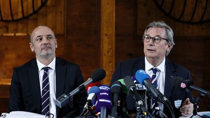 Le président du Stade Français Thomas Savare et son homologue du Racing Jacky Lorenzetti (THOMAS SAMSON / AFP)