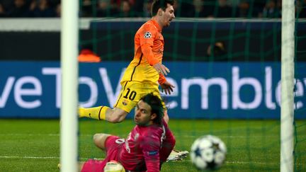 Apr&egrave;s avoir &eacute;limin&eacute; le Parisien Sirigu, ici &agrave; terre, le Barcelonais Lionel Messi a inscrit le premier but du match PSG-Barcelone, en quart de finale aller de la Ligue des Champions, le 2 avril 2012 &agrave; Paris. (FRANCK FIFE / AFP)