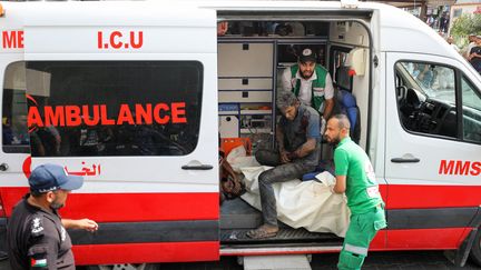 Une ambulance amène un blessé à l'hôpital Al-Shifa de Gaza, le 15 octobre 2023. (DAWOOD NEMER / AFP)