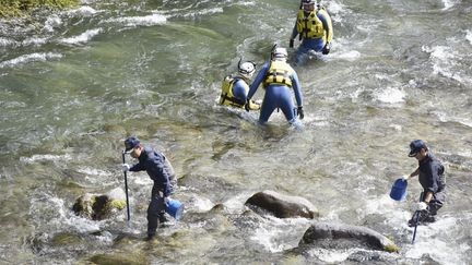 Des policiers japonais effectuent des recherches dans la rivière Daiya (Japon) pour tenter de retrouver Tiphaine Véron, le 21 août 2018. (MAXPPP)