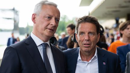 Le ministre de l'Economie et des Finances Bruno Le Maire au côté du président du Medef Geoffroy Roux de Bézieux, lors de la Rencontre des Entrepreneurs de France, à l'hippodrome de Longchamp le 30 août 2022 (ALEXIS SCIARD / MAXPPP)