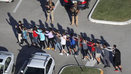 Un silence déchiré par des coups de feu. Des images ont été filmées à l'intérieur d'une salle de classe pendant l'assaut sanglant dans un lycée à Parkland (Floride), au sud de Miami. Postées sur Twitter, elles ont été reprises dans un sujet de CNN et témoignent de la terreur qui s'est emparée de ce complexe scolaire qui compte près de 3 000 élèves, peu avant la fin des cours. On y entend des coups de feu à cadence très rapprochée, caractéristiques d'un semi-automatique et on y voit des élèves prostrés sous leur bureau ou allongés en silence, tandis que des hurlements s'élèvent plus loin. On peut entendre un des élève ou un professeur crier "oh my god" (oh mon Dieu).