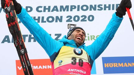 Martin Fourcade après sa victoire aux championnats du monde à Anterselva, en Italie, le 19 février 2020. (ANDREA SOLERO / MAXPPP)