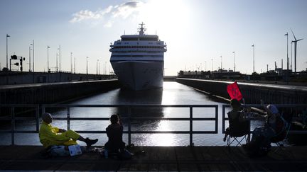 Des activistes de l'organisation écologiste Extinction Rebellion mènent une action dans le port d'IJmuiden (Pays-Bas), le 11 août 2024. (RAMON VAN FLYMEN / ANP MAG / AFP)