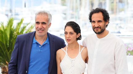 Mehdi Bajestani (à gauche), Zar Amir Ebrahimi (au milieu) acteurs et Ali Abbasi (à droite) réalisateur du film "Les nuits de Mashadd", au festival de Cannes, le 23 mai 2022. (JB LACROIX / FULL PICTURE AGENCY via AFP)