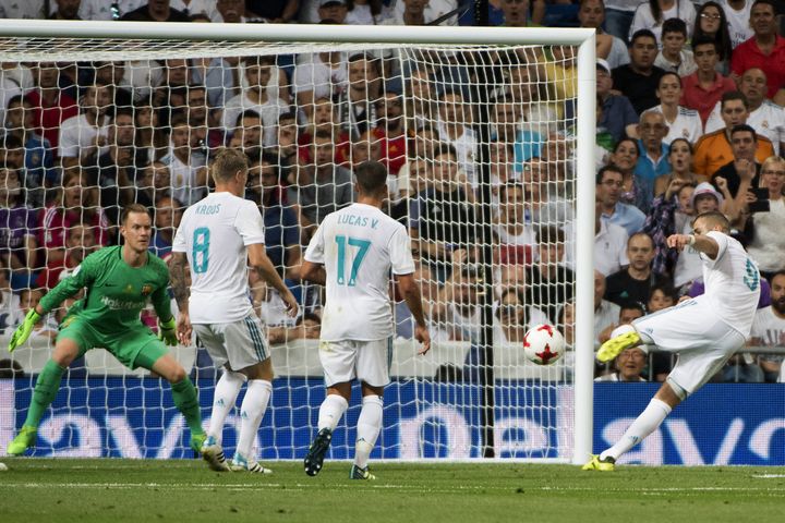 But de karim Benzema face au FC Barcelone au Santiago Bernabeu le 16 août 2017 en Supercoupe d'Espagne. (CURTO DE LA TORRE / AFP)