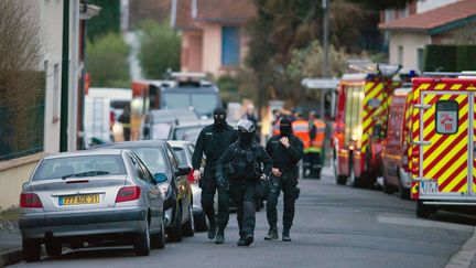 Les forces de l'ordre&nbsp;sont d&eacute;ploy&eacute;es, le 22 mars 2012, pr&egrave;s de l'immeuble toulousain o&ugrave; est retranch&eacute; Mohamed Merah, le suspect des tueries de Toulouse et Montauban. (REX FEATURES / REX / SIPA )