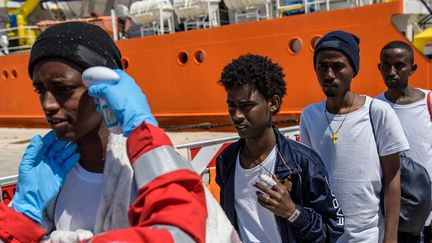 La Croix-Rouge prend la température de migrants à bord de l'"Aquarius", le 23 avril 2018, à Trapani, en Sicile (Italie). (MAXPPP)