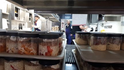 Les entrées et desserts du jour à emporter à la cantine du troquet Dupleix, à Paris. (SOPHIE AUVIGNE / FRANCE-INFO)