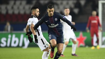 L'attaquant du PSG Hatem Ben Arfa contre Wanderson Cristaldo Farias, l'attaquant de Ludogorets, à Paris, pour la 6e journée de Ligue des champions, le 6 décembre 2016. (MIGUEL MEDINA / AFP)