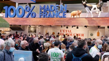 Salon de l'agriculture à Paris, Porte de Versailles le 26 février 2022. Des visiteurs autour du stand 100% made in France. (Illustration) (LUDOVIC MARIN / AFP)