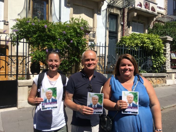 Laura militante, Laurent Villeroy de Galhau et Sophie Pommier Ostermann les deux colistiers du maire sortant font du porte-à-porte.&nbsp; (FARIDA NOUAR / RADIO FRANCE)