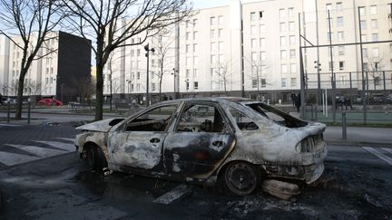 Une voiture a été incendiée lors de heurts dans la cité des 3 000, à Aulnay-sous-Bois (Seine-Saint-Denis), le 6 février 2017. (GEOFFROY VAN DER HASSELT / AFP)