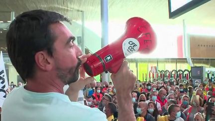 Aéroports de Paris : des centaines de grévistes manifestent contre la suppression de leurs primes, le trafic perturbé à Roissy et Orly