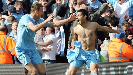 Sergio Agüero célèbre son but qui offre le titre de Champion d'Angleterre à Manchester City, le 13 mai 2012. (PETER POWELL / EPA)