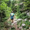 Forêts, pentes, cailloux et orties : Benoît Laval, l’organisateur de la course, fait les derniers repérages avant le départ. (EMMA SARANGO / FRANCEINFO)