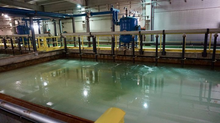 De l'eau de mer est filtrée avant d'être dessalée, le 18 avril 2023, dans l'usine ATL d'El Prat de Llobregat (Espagne). (MARIE-VIOLETTE BERNARD / FRANCEINFO)