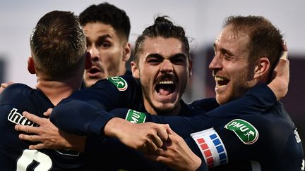 Les joueurs de Rumilly Vallières célèbrent leur premier but lors du match de quarts de finale de la Coupe de France face à Toulouse, le 20 avril 2021, au Parc des Sports, à Annecy. (JEFF PACHOUD / AFP)