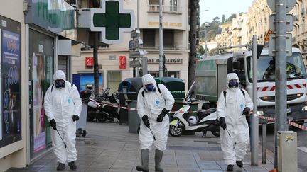 Des agents de service de la ville de Nice (Alpes-Maritime) nettoient les rues en pulvérisant du désinfectant, le 26 mars 2020. (CYRIL DODERGNY / MAXPPP)