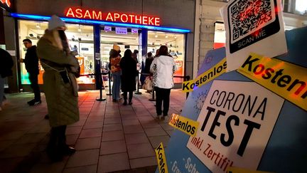 Une file d'attente devant une pharmacie du centre de Munich pour des tests&nbsp;Covid-19. (BENJAMIN ILLY / ESP - REDA INTERNATIONALE)