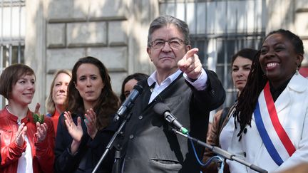 Jean-Luc Mélenchon, député LFI des Bouches-du-Rhône, s'adresse à ses partisans en marge du défilé syndical à Paris, le 1er mai 2022. (THOMAS COEX / AFP)