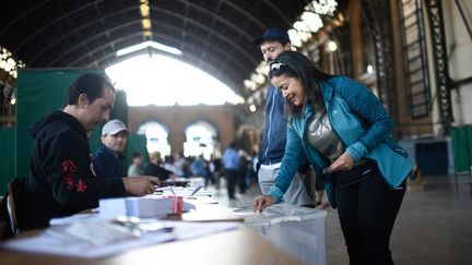 Une Chilienne vote lors d'un référendum sur un projet de nouvelle Constitution, le 17 décembre 2023, à Santiago. (PABLO VERA / AFP)