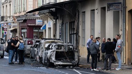 Quatre véhicules de police incendiés dans une rue de Cavaillon, dans le Vaucluse, le 9 octobre 2024. (MIGUEL MEDINA / AFP)