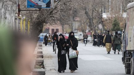 Des femmes afghanes dans les rues de Kaboul (Afghanistan), le 7 décembre 2022. (WAKIL KOHSAR / AFP)