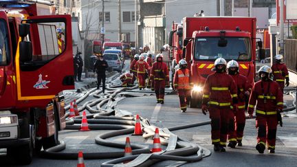 Les pompiers interviennent sur un incendie à Aubervilliers (Seine-Saint-Denis), le 16 avril 2021. (GEOFFROY VAN DER HASSELT / AFP)